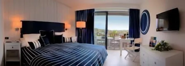 غرفة بسريرين منفصلين بإطلالة على المسبح، db Seabank Resort and Spa 4/8