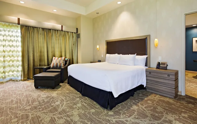 جناح تنفيذي بسرير كينج مع أريكة، Sky Ute Casino And Resort 3/10
