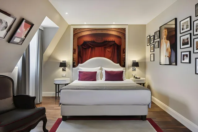 Sezen Aksu, Suite, Queen Bed, TITANIC Gendarmenmarkt Berlin 1/1