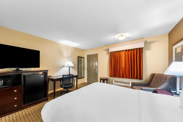 غرفة بسرير كوين للمدخنين لذوي الإعاقة، Best Western Markita Inn 1/3
