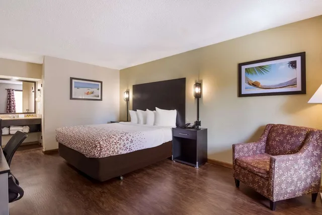 غرفة بسرير كينج، SureStay Hotel by Best Western St. Pete Clearwater Airport 1/5