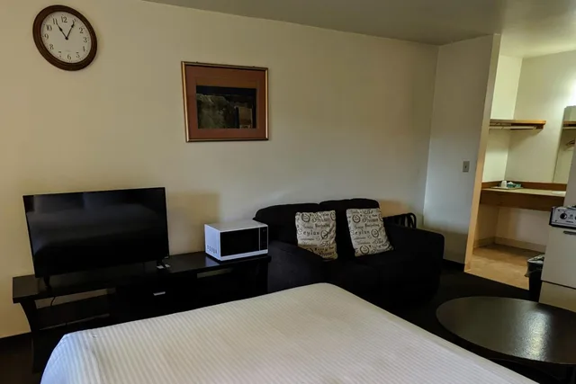 Room, Queen Bed, Fairground Inn Monroe WA 5/10