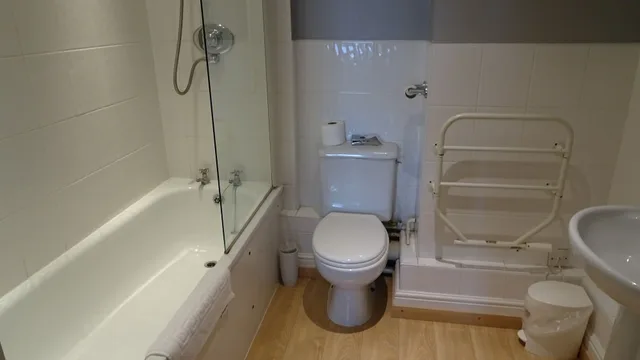 غرفة قياسية بسرير مزدوج وسرير فردي لذوي الإعاقة، The Furze Bush Inn 1/1