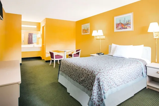 غرفة قياسية بسرير كوين للمدخنين، Days Inn By Wyndham Camilla 1/2