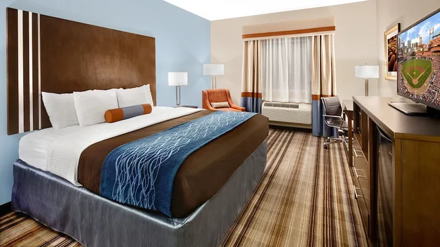 غرفة قياسية بسرير كينج بحوض استحمام لذوي الإعاقة، Best Western Plus Washington Hotel 1/7