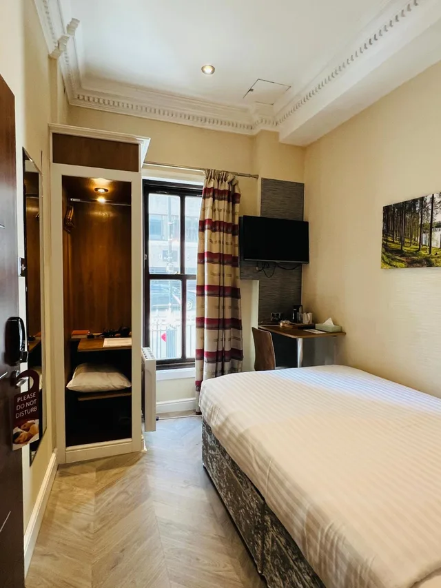 غرفة مفردة، The Cheshire Hotel 3/12