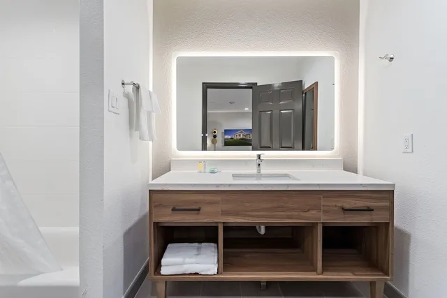 Suite, 2 King Beds, Baymont by Wyndham Beaumont 6/6
