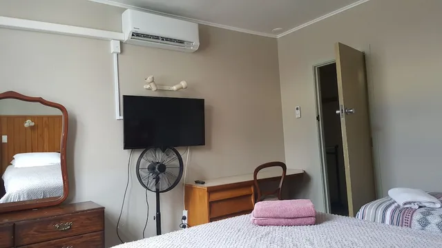 Suite, 1 Double and 1 Single Bed, Queen Bed, Annex, Ariki Backpackers 8/10