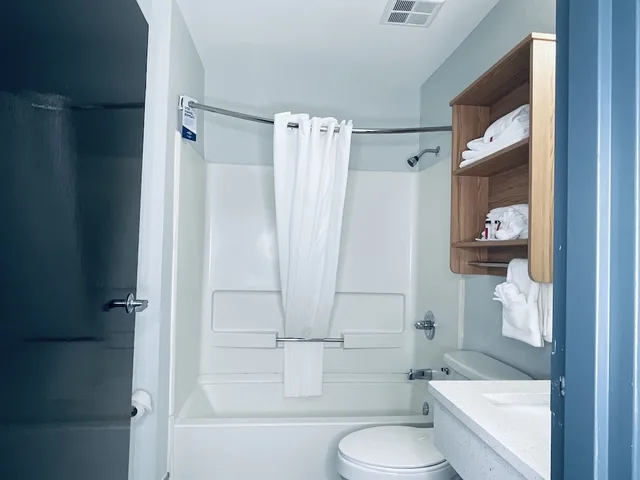 غرفة بسرير كوين، Microtel Inn Suites By Wyndham Tuscaloosa East 4/4