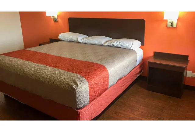 1 King Bed - Non-Smoking, Micfridge, Motel6 Waco, TX 3/5