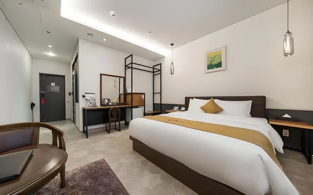 جناح ركني بسرير كينج، REST HOTEL 1/1
