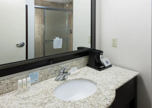 غرفة بسرير كوين لذوي الإعاقة، Hampton Inn Suites By Hilton Omaha Downtown 9/10