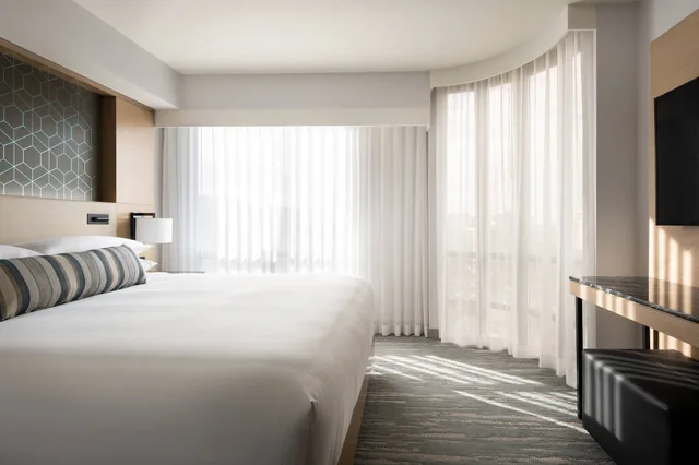جناح جونيور بسرير كينج بإطلالة على المدينة مع أريكة، Vancouver Airport Marriott Hotel 4/10