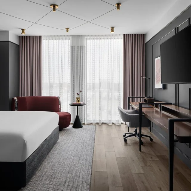 غرفة كبيرة بسرير كينج مع دخول الصالة، Renaissance Milwaukee West Hotel 3/10