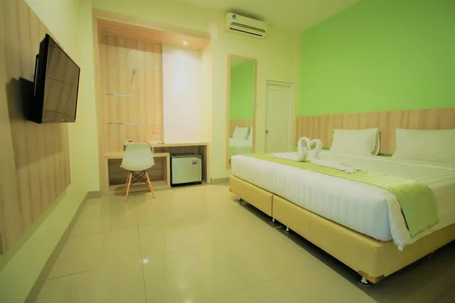Deluxe, Queen Bed, D'Bamboo Suites 4/10