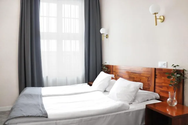 جناح جونيور، Hotel Piast 1/4