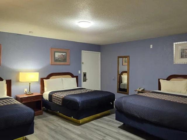 Suite, 1 King and 2 Double Beds, Rodeway Inn & Suites Blythe I-10, CA 1/18