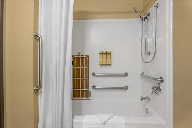غرفة بسرير كينج بحوض استحمام لذوي الإعاقة، Best Western Plus Prairie Inn 8/8