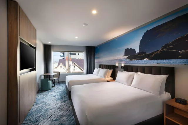 غرفة بسرير كينج وسريرين كوين، DoubleTree by Hilton Hobart 1/8