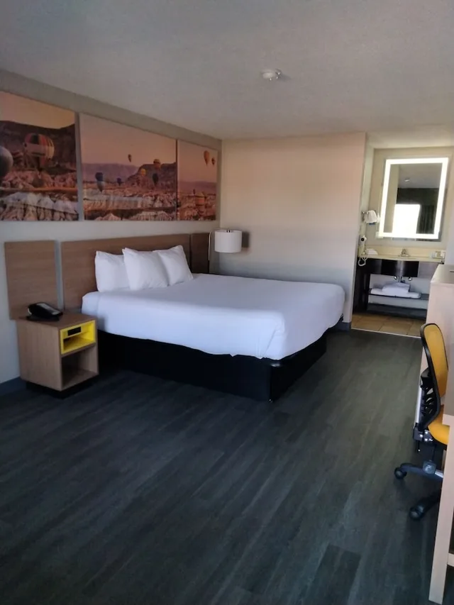 جناح بسرير كينج بغرفة نوم واحدة، Days Inn & Suites By Wyndham Albuquerque North 3/7