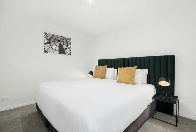 3 Bedrooms, Apartment, Oaks Melbourne on Lonsdale Suites 3/5