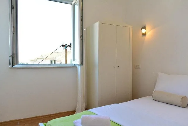 غرفة كلاسيكية بسريرين منفصلين بإطلالة على المدينة، Golden B&B 1/5