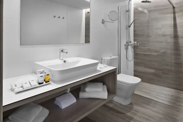 جناح جونيور كومفورت بسريرين منفصلين مع أريكة، Elba Lanzarote Royal Village Resort 4/4