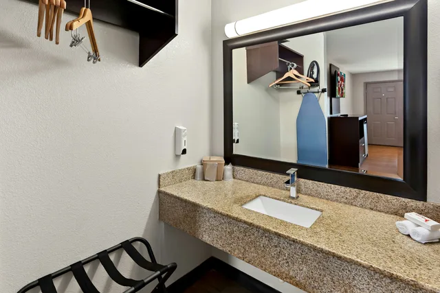 غرفة سوبيريور بسرير كينج بحوض جاكوزي للمدخنين، RED ROOF INN MUSCLE SHOALS 4/6