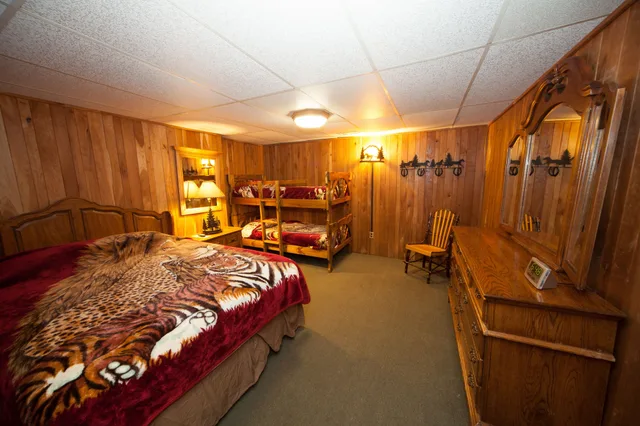 جناح عائلي بسرير بطابقين وسريرين كوين بـ3 غرف نوم بجاكوزي، Log Cabin Lodge Suites 2/2