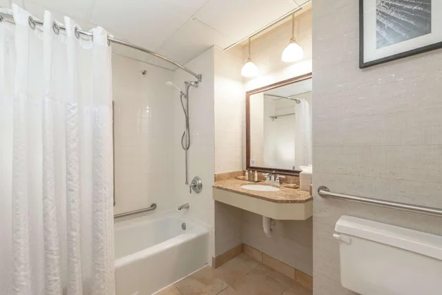 غرفة بسريرين كوين بحوض استحمام لذوي الإعاقة، Doubletree By Hilton Bloomington Minneapolis South 5/8