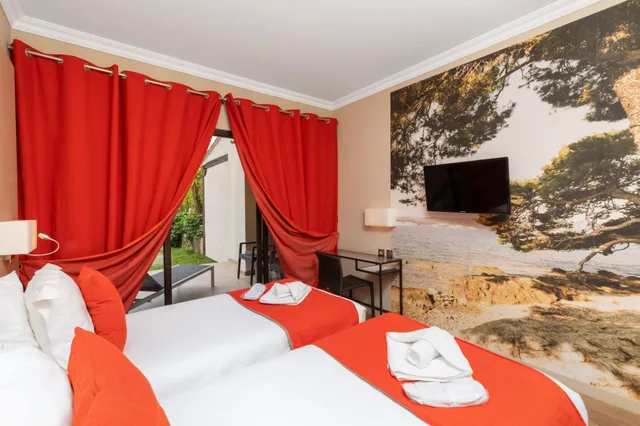غرفة بسريرين منفصلين بشرفة، SOWELL HOTELS Saint Tropez 2/6