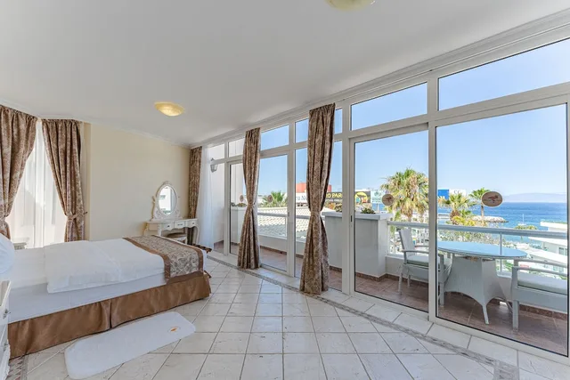 2 Bedrooms, Royal, Suite, 2 King Beds, Jetted Tub, Flamingo Suites 2/10