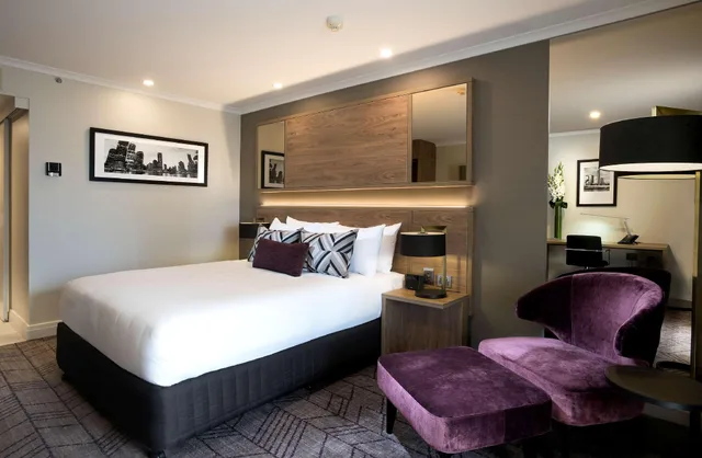 غرفة بسرير كينج بشرفة، Rydges South Bank 2/2