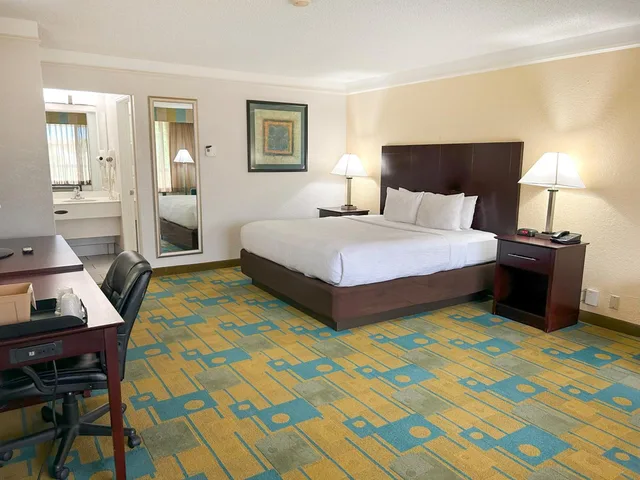 غرفة تنفيذية بسرير كينج، Hotel Monreale Inn & Studios I-Drive Icon Park Orlando 3/6