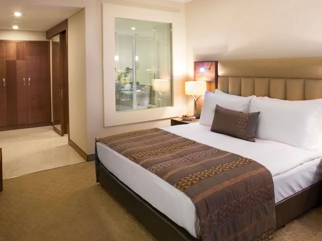 Executive, King Bed, Movenpick Hotel Izmir 2/9