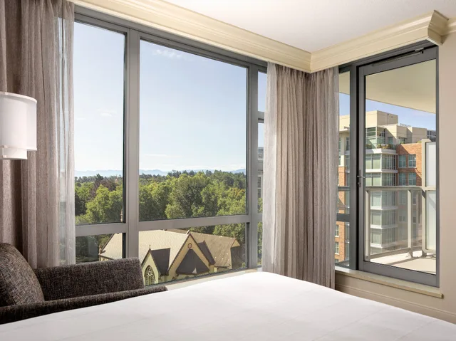 غرفة ركنية بسرير كينج بإطلالة على المدينة، Marriott Victoria Inner Harbour 10/10