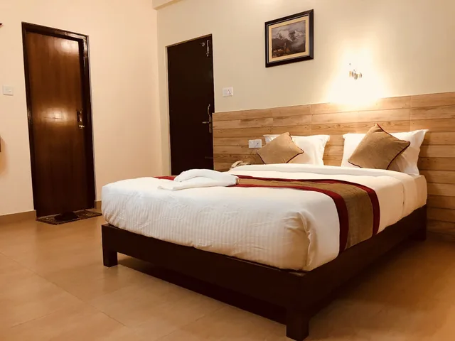 غرفة ديلوكس بسرير مزدوج وسرير فردي بإطلالة على الجبل بغرفتي نوم، Hotel Guru 2/3