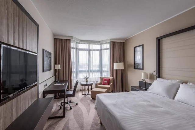 غرفة تنفيذية بسرير كينج وسرير كوين، Munich Airport Marriott Hotel 1/7