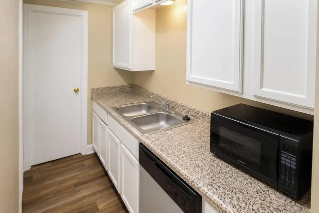 جناح بسريرين كوين بغرفتي نوم بمطبخ صغير، Plantation Oaks Suites & Inn Millington 10/10