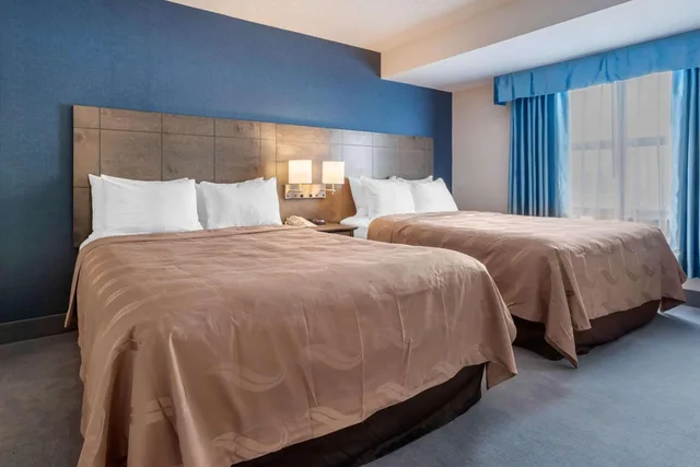 جناح بسرير كينج وسريرين كوين، Quality Suites Quebec 2/3