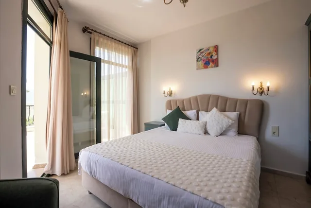غرفة بسرير كوين بشرفة مع أريكة، Villa Marine Apart Hotel 3/4