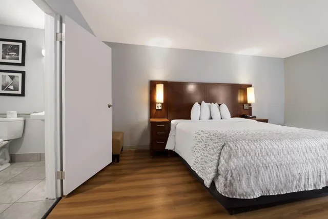 Exterior, King Bed, Accessible, Econo Lodge Rockford Casino Area 3/4