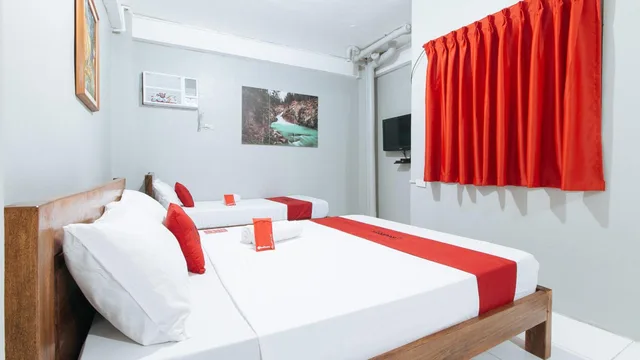 غرفة ديلوكس ثلاثية، RedDoorz Near Mall of Asia (RedDoorz Near Pasay Rotonda) 2/10