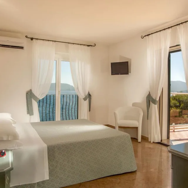 غرفة ديلوكس بسرير مزدوج بإطلالة على البحر، El Faro Hotel 8/10
