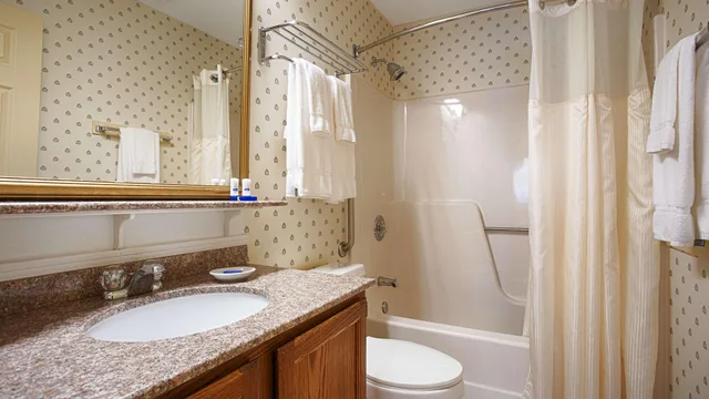 جناح بسريرين كوين بشرفة مع أريكة بمنطقة جلوس بمطبخ، Best Western Inn & Suites Rutland-Killington 5/7