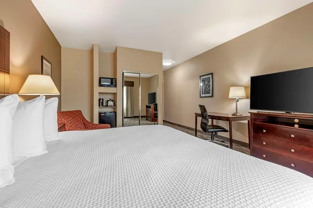 غرفة بسرير كينج، Best Western Plus Burleson Inn & Suites 1/3