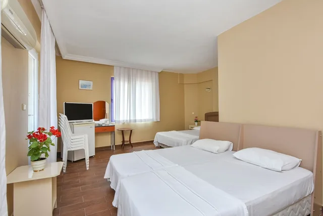 غرفة رباعية بسرير مزدوج وسريرين منفصلين، Nil Hotel 4/9