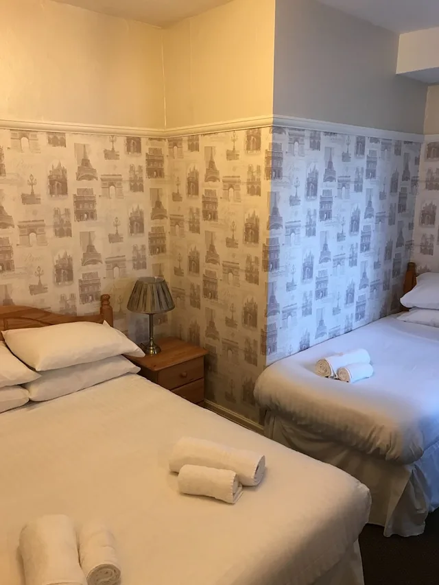 غرفة متصلة رباعية بثلاثة أسرّة، Queens Plaza Hotel 3/4
