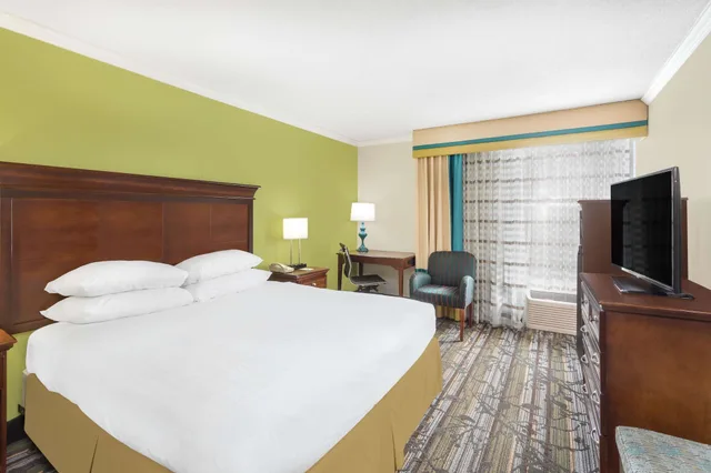 غرفة كلاسيكية بسرير كينج، Wyndham Garden Summerville 2/10