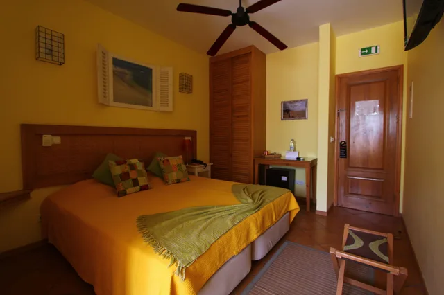 غرفة بسرير مزدوج وسريرين منفصلين، Kiras Boutique Hotel 1/1
